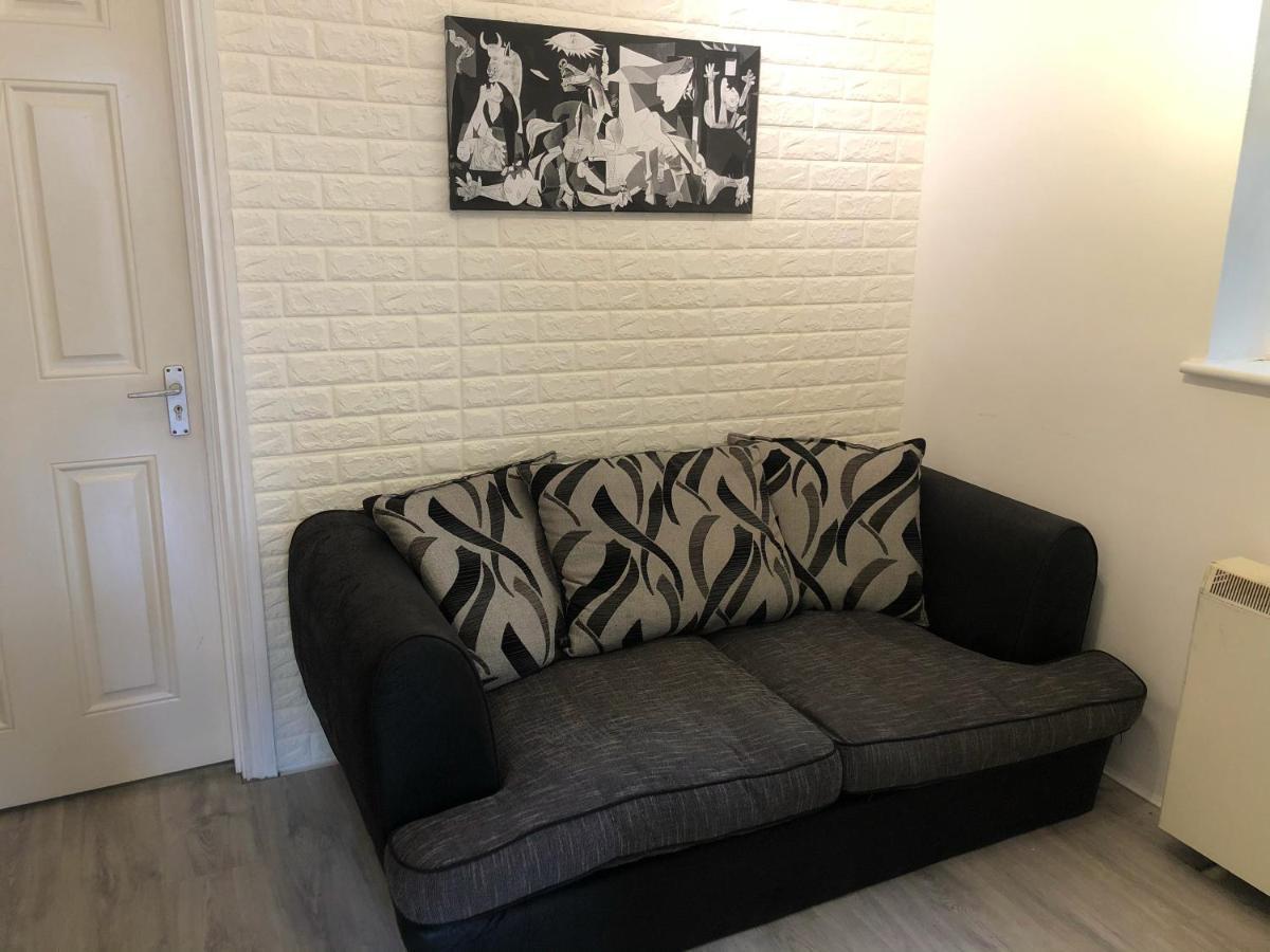 Double Room With Private Bathroom In A 2-Bedrooms House London Bagian luar foto