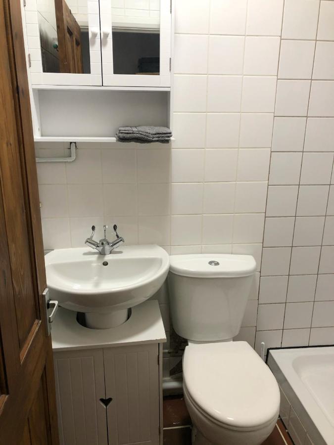 Double Room With Private Bathroom In A 2-Bedrooms House London Bagian luar foto