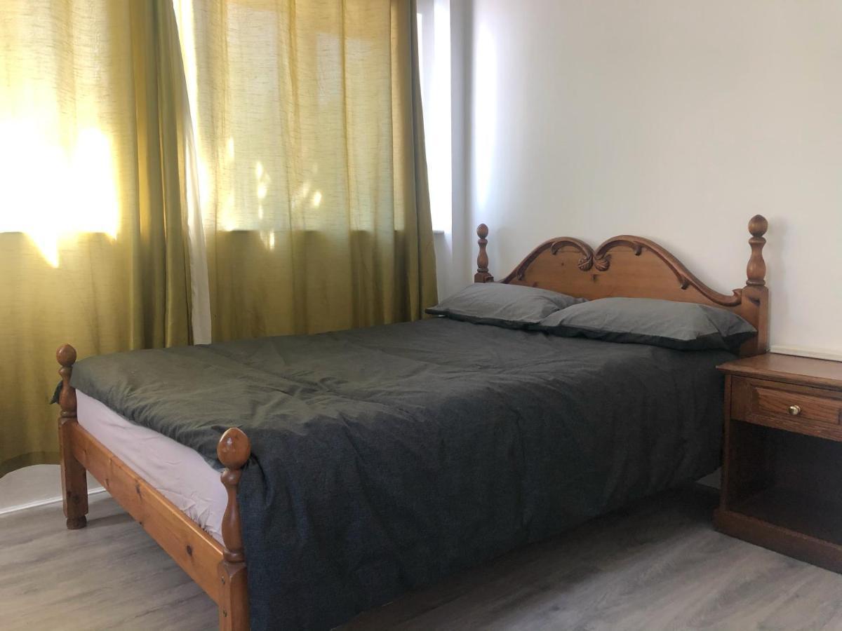 Double Room With Private Bathroom In A 2-Bedrooms House London Bagian luar foto