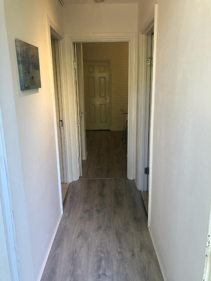Double Room With Private Bathroom In A 2-Bedrooms House London Bagian luar foto
