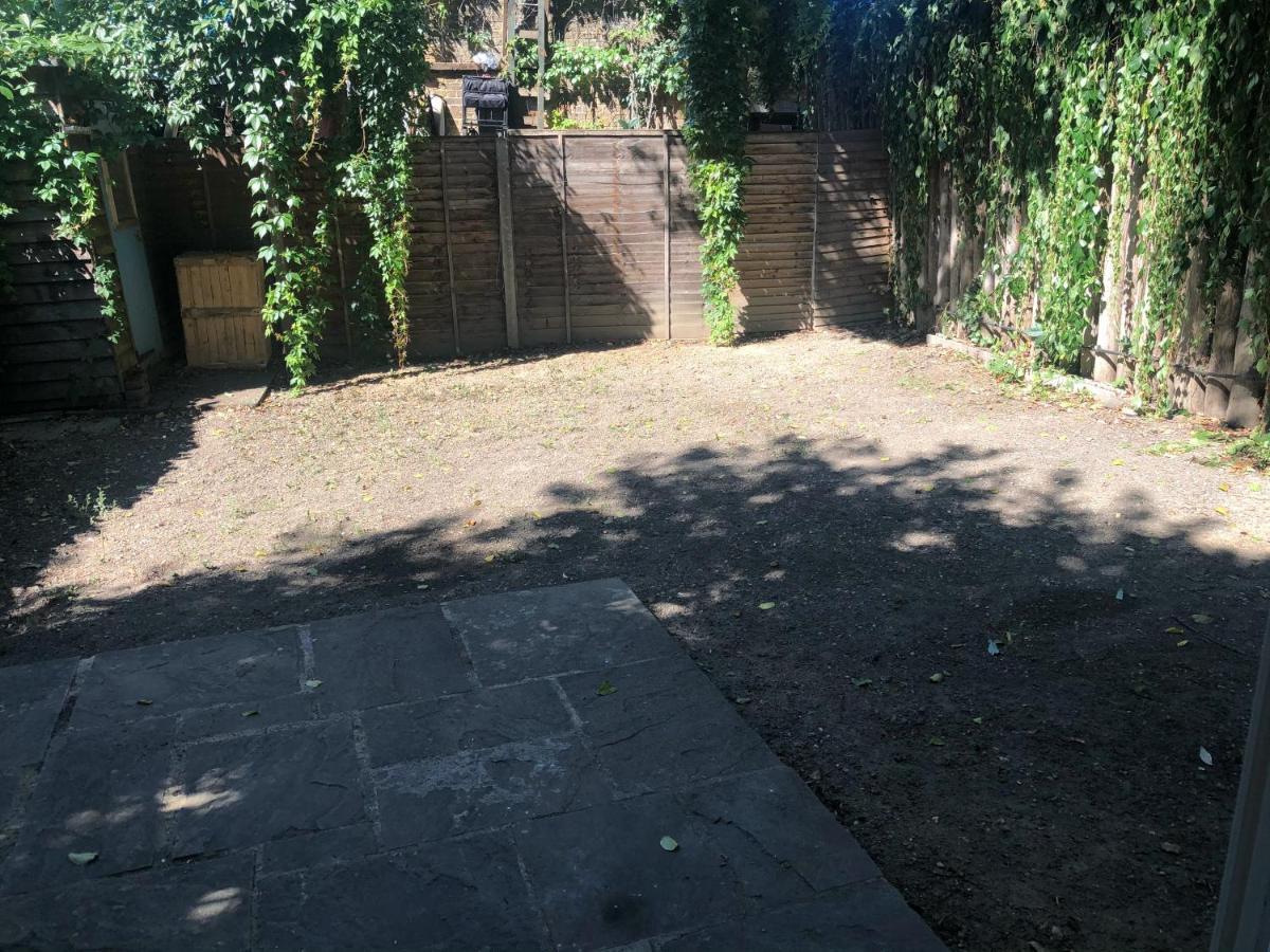 Double Room With Private Bathroom In A 2-Bedrooms House London Bagian luar foto